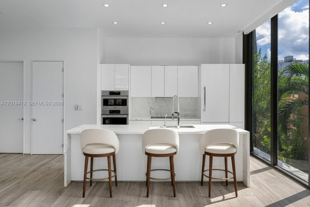 1525 Bay Rd , Unit 1525, Miami Beach, FL 33139 Photo