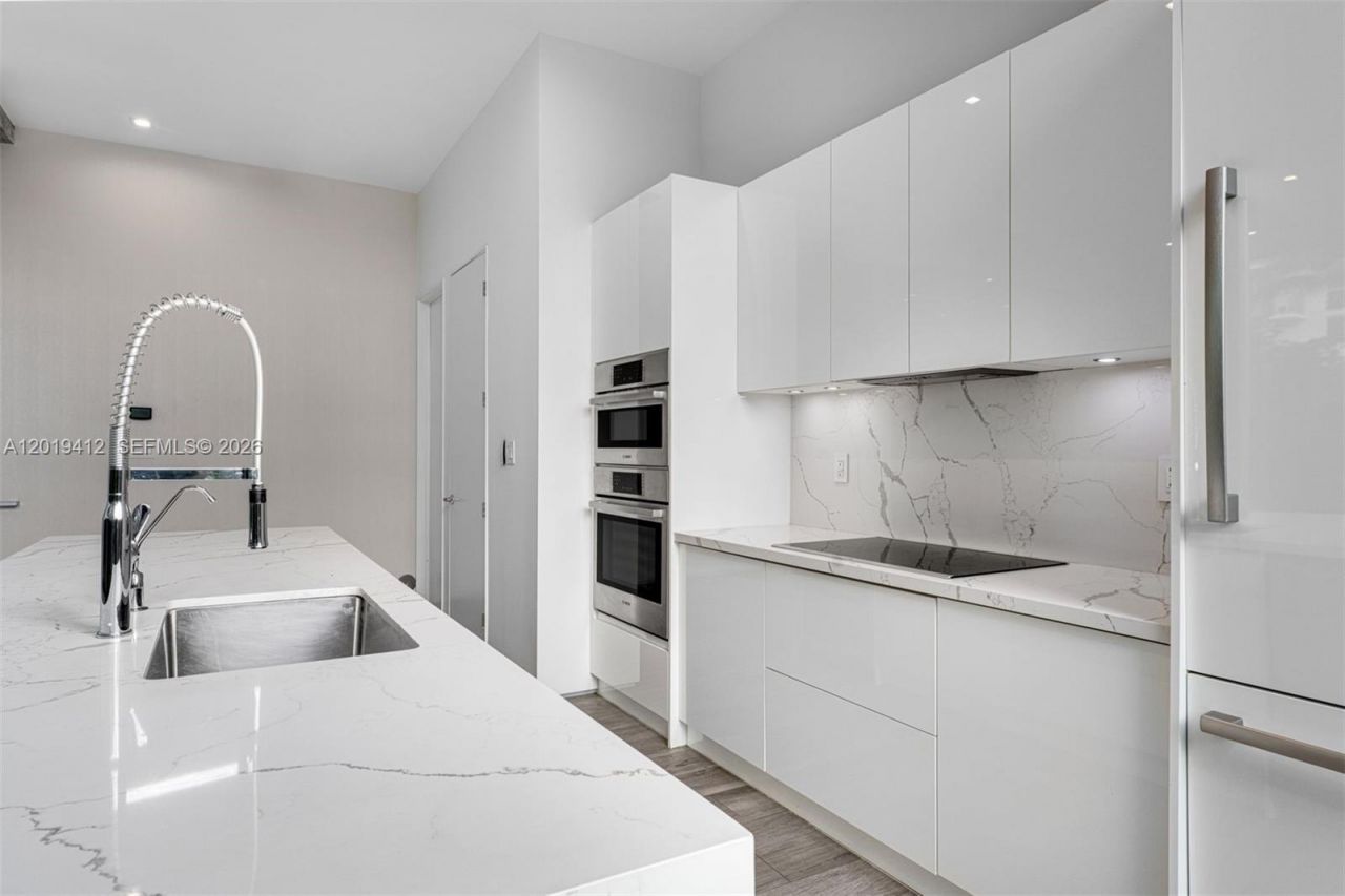1525 Bay Rd , Unit 1525, Miami Beach, FL 33139 Photo