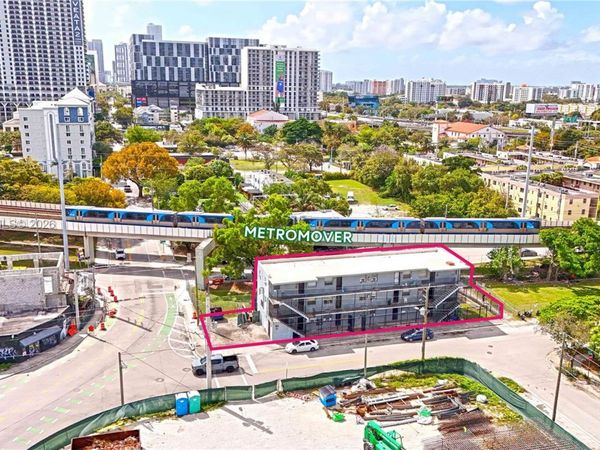 220 NW 11th Ter , Miami, FL 33136