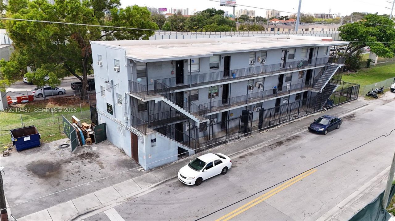 220 NW 11th Ter , Miami, FL 33136 Photo