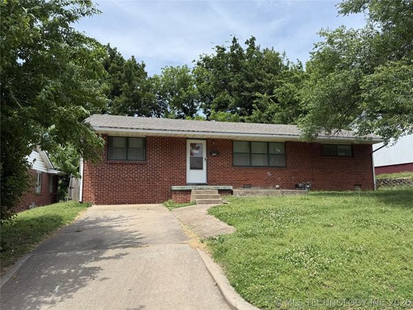900 Yale Drive , Bartlesville, OK 74006