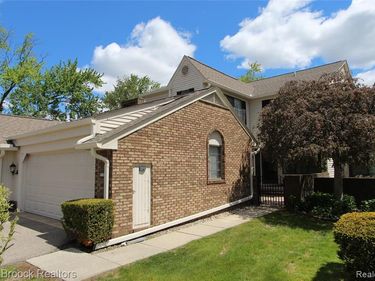 7139 Creeks Crossing, West Bloomfield Twp, MI 48322