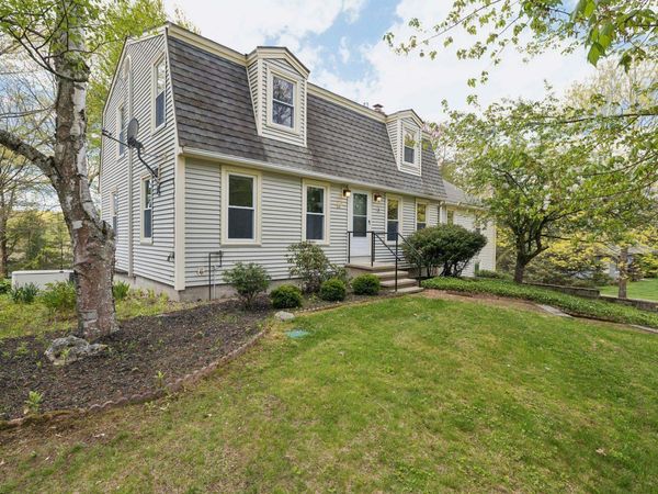 8 Queens Way, Merrimack, NH 03054