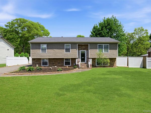 895 Old Medford Avenue, Medford, NY 11763