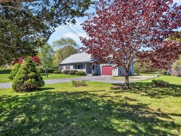 33 Thatchers Ln, Falmouth, MA 02536