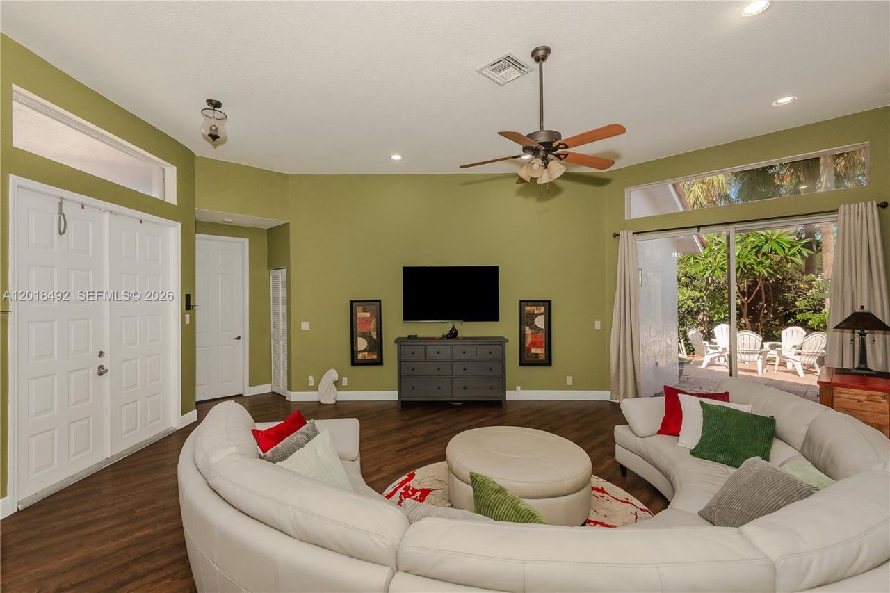 1220 W Bel Aire Dr W , Pembroke Pines, FL 33027 Photo