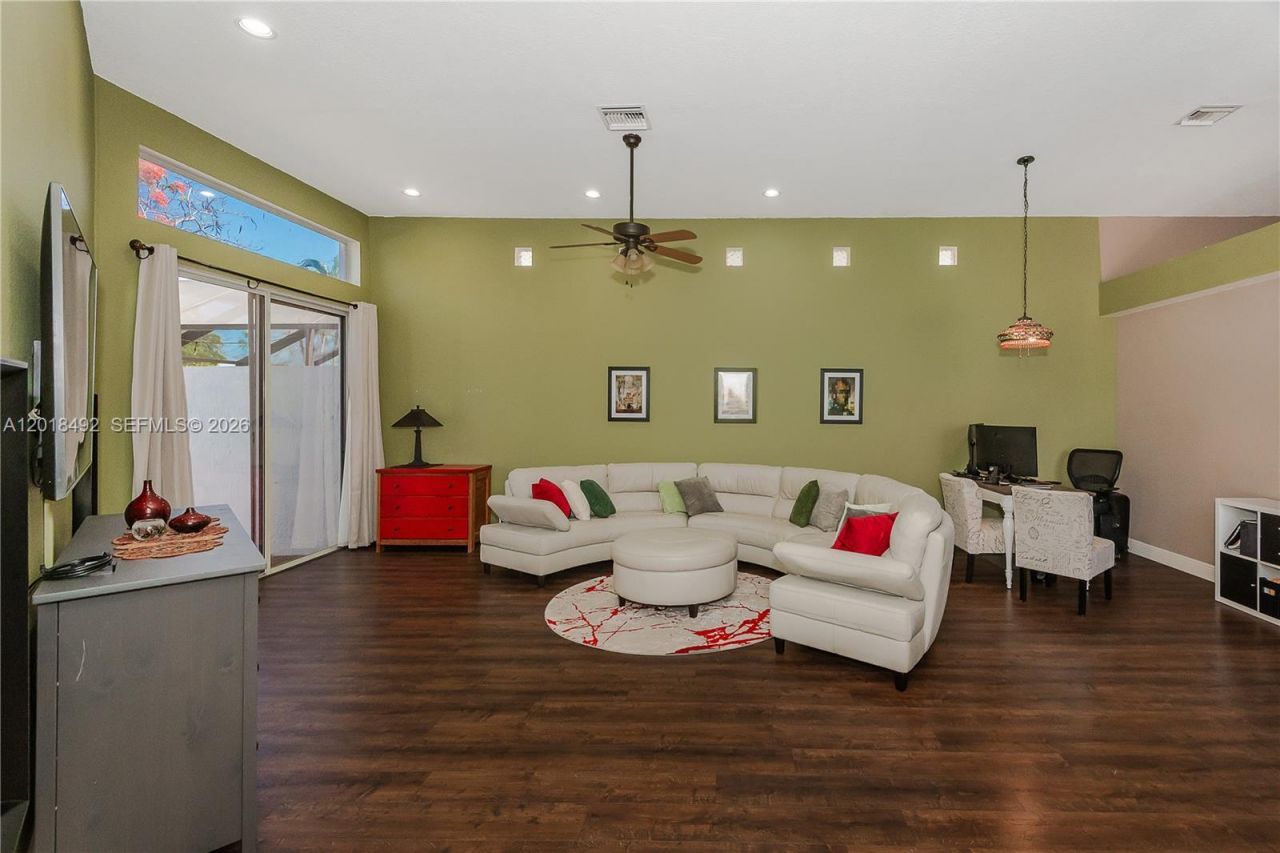 1220 W Bel Aire Dr W , Pembroke Pines, FL 33027 Photo