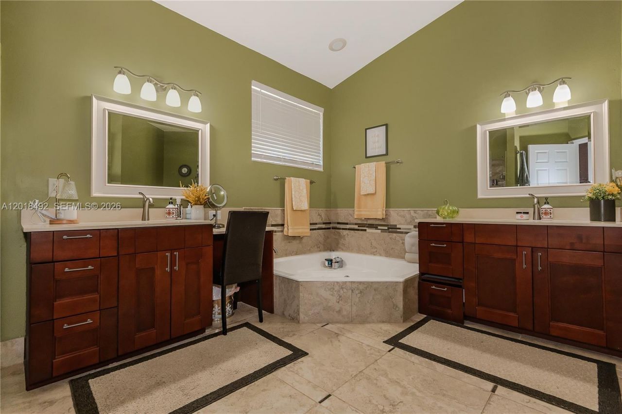 1220 W Bel Aire Dr W , Pembroke Pines, FL 33027 Photo
