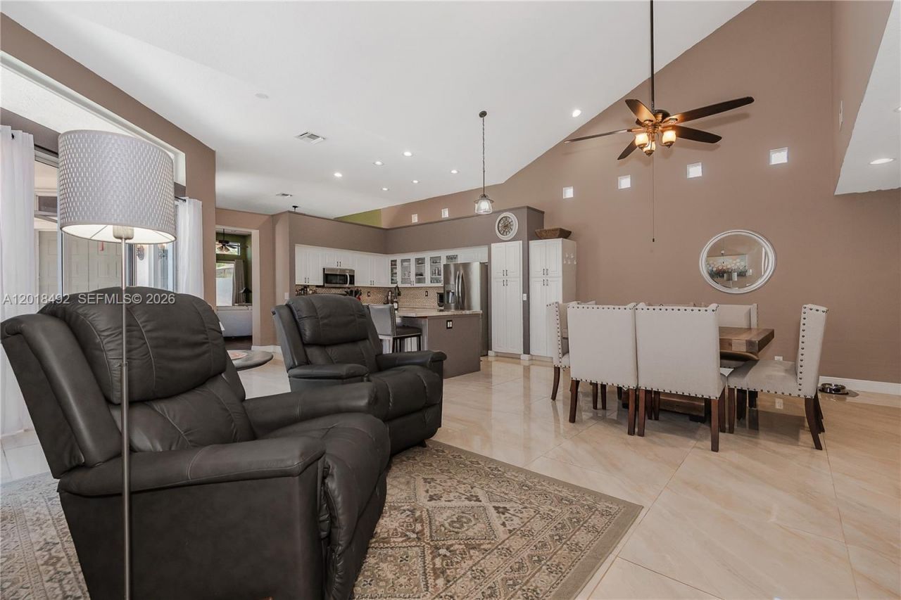 1220 W Bel Aire Dr W , Pembroke Pines, FL 33027 Photo