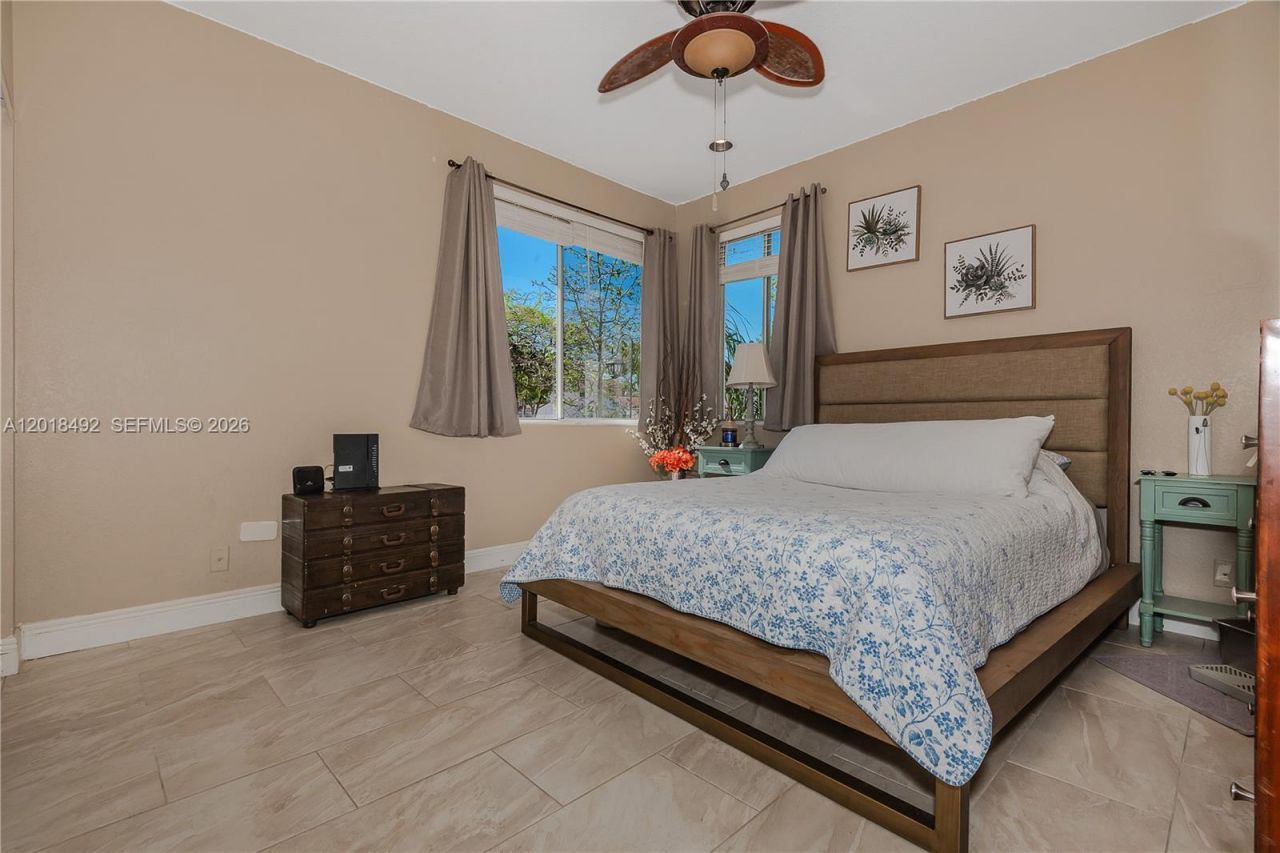 1220 W Bel Aire Dr W , Pembroke Pines, FL 33027 Photo