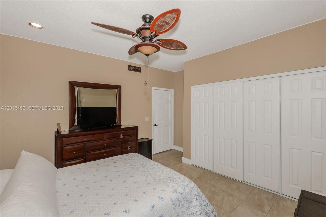 1220 W Bel Aire Dr W , Pembroke Pines, FL 33027 Photo