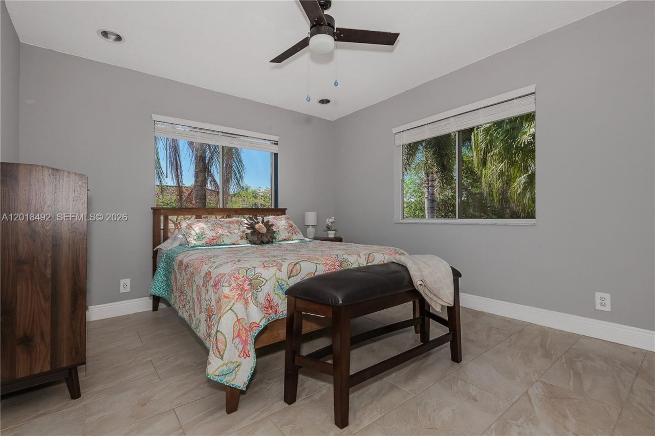 1220 W Bel Aire Dr W , Pembroke Pines, FL 33027 Photo