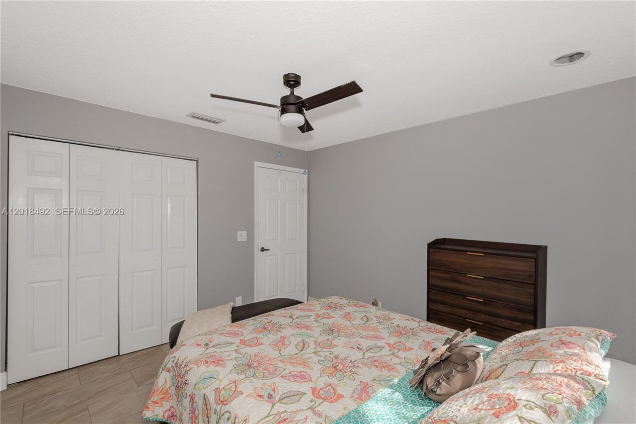 1220 W Bel Aire Dr W , Pembroke Pines, FL 33027 Photo