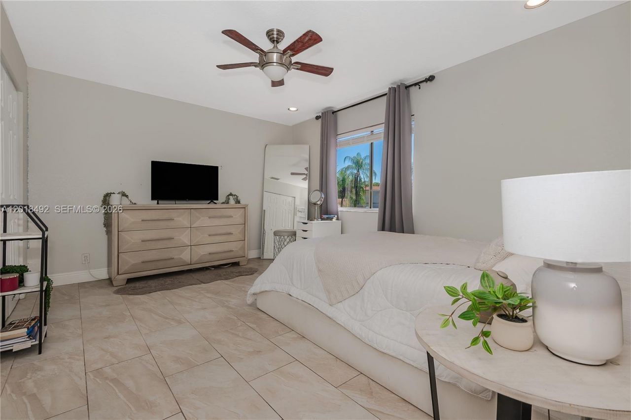 1220 W Bel Aire Dr W , Pembroke Pines, FL 33027 Photo