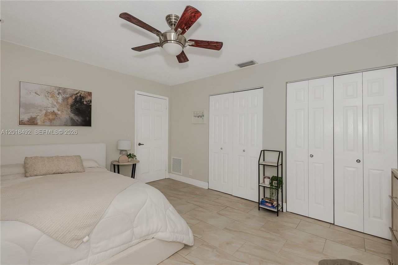1220 W Bel Aire Dr W , Pembroke Pines, FL 33027 Photo