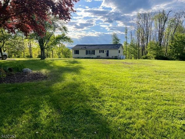31 Countryside Rd, Knowlton, NJ 07832