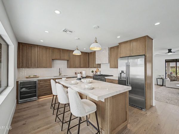 8008 E WHITTON Avenue, Scottsdale, AZ 85251