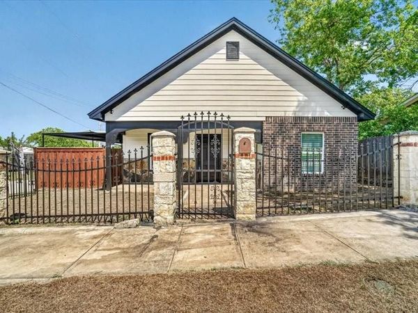 3026 N Hampton Street , Fort Worth, TX 76106