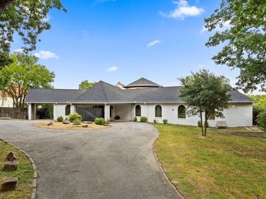 8542 Meadowbrook Drive, Fort Worth, TX 76120