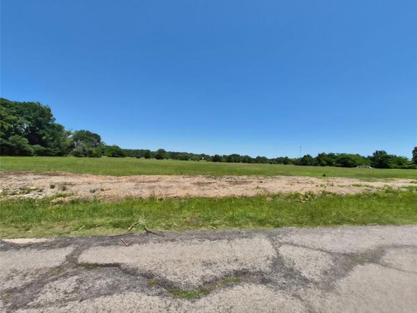 000 W Division Street , Blossom, TX 75416
