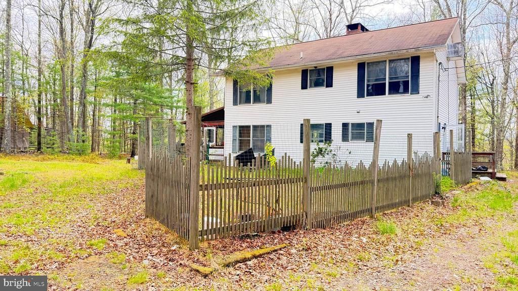 121 LEDGEWOOD DR, HAWLEY, PA 18428