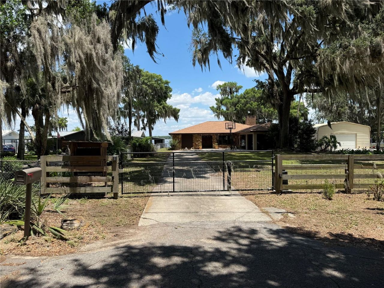 4232 County Road 400, Lake Panasoffkee, FL 33538 Photo