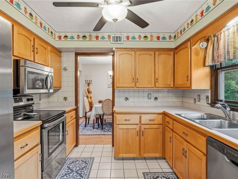 10471 Meadowhurst Lane, Chardon, OH 44024 Photo 12