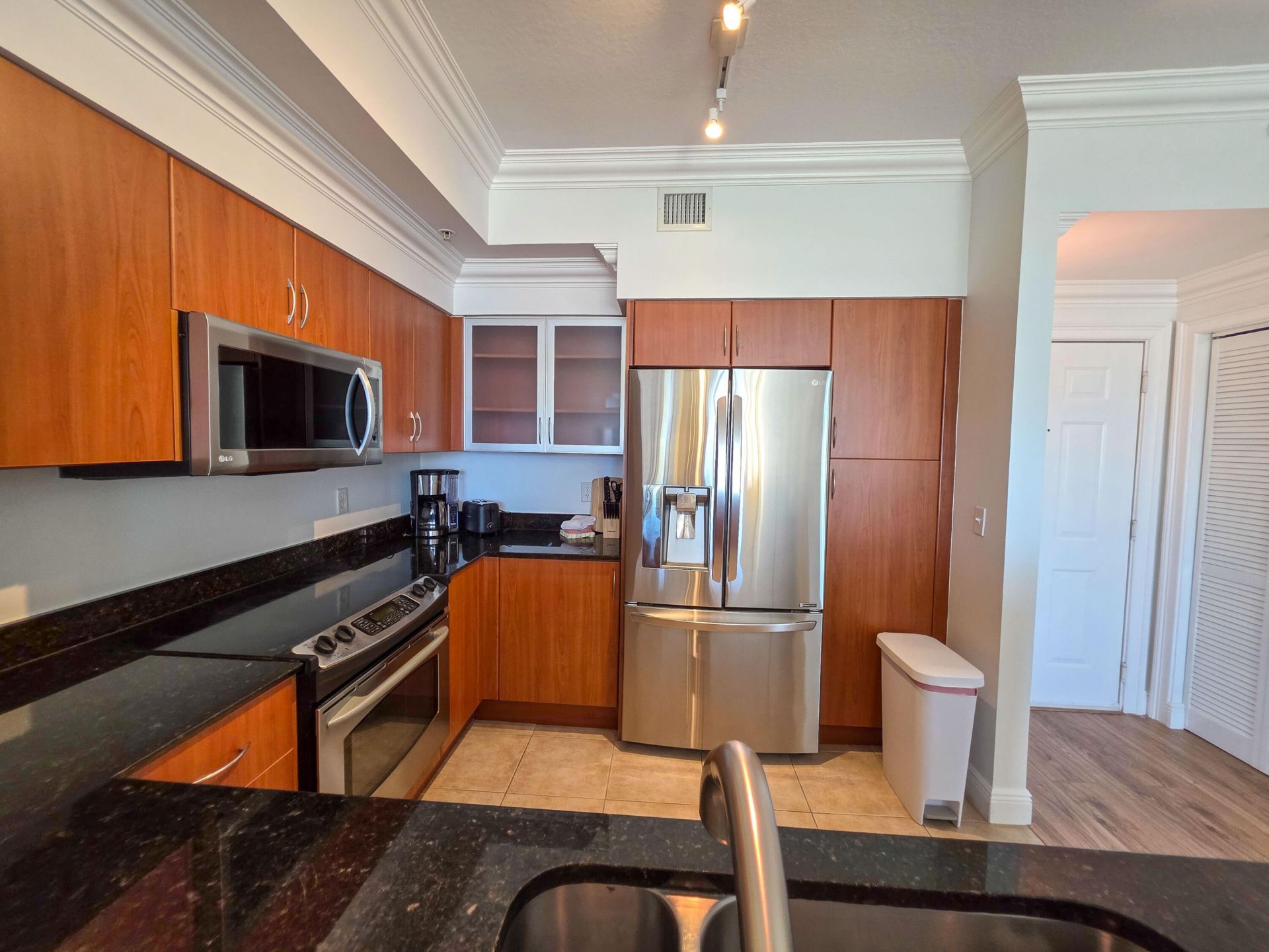 806 E Windward Way, Unit 323, Lantana, FL 33462 Photo