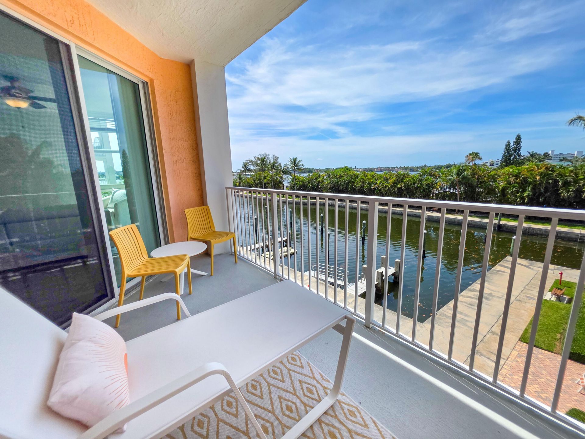806 E Windward Way, Unit 323, Lantana, FL 33462 Photo