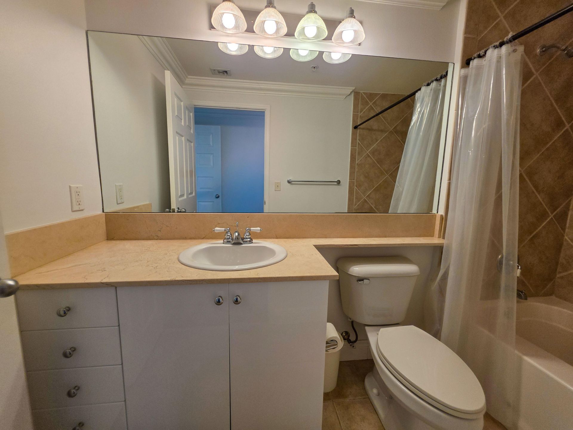 806 E Windward Way, Unit 323, Lantana, FL 33462 Photo