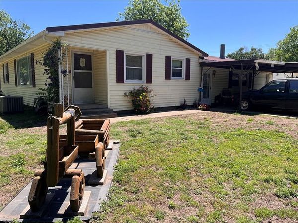 301 S High School Avenue, Altamont, KS 67330