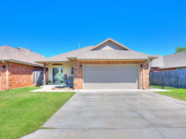 1112 Golden Leaf Drive, Moore, OK 73160