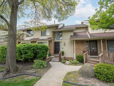 5590 Hillcrest Circle W, West Bloomfield Twp, MI 48322