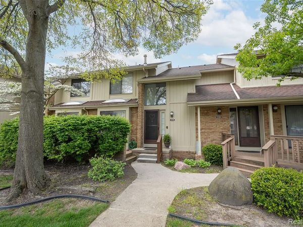 5590 Hillcrest Circle W, West Bloomfield Twp, MI 48322