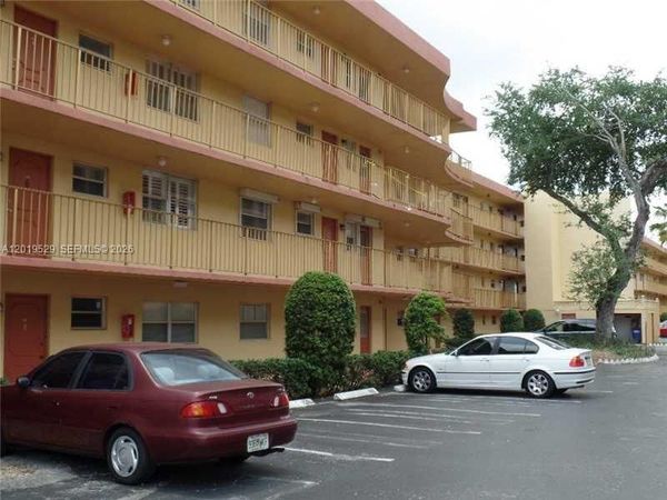 447 NE 195th St, Unit 117, Miami, FL 33179