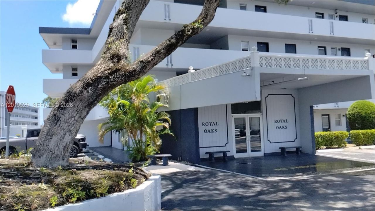 447 NE 195th St, Unit 117, Miami, FL 33179 Photo