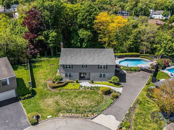 4 High Court, Bayville, NY 11709
