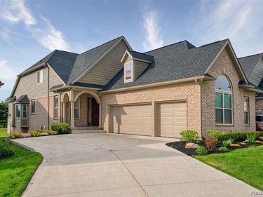 8250 Stoney Creek Drive, Green Oak Twp, MI 48178