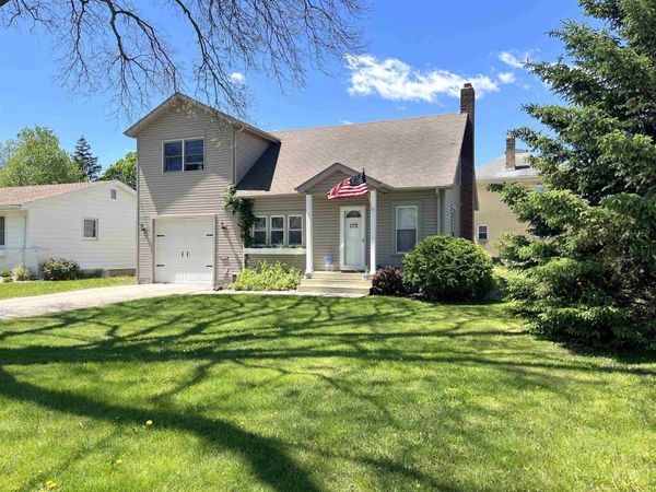 215 East Street, Decorah, IA 52101