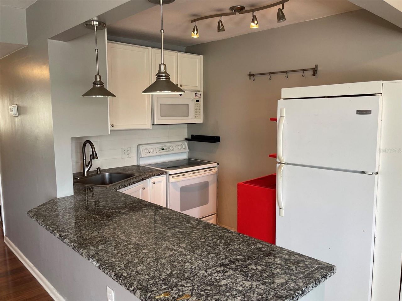 208 NE Monroe Circle N, Unit 307, Saint Petersburg, FL 33702 Photo