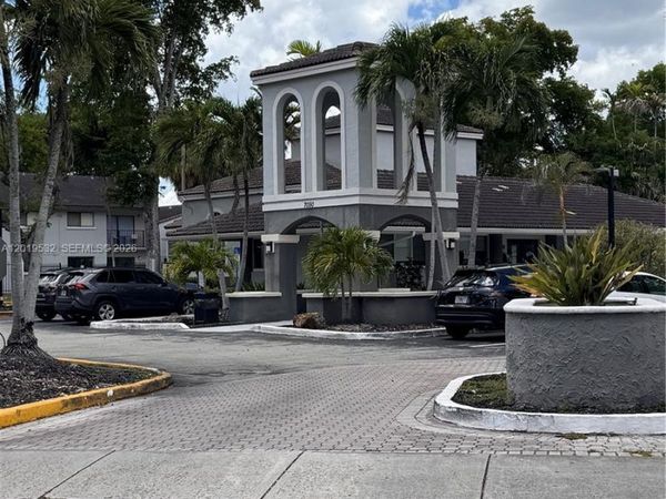7115 NW 179th St , Unit 207, Hialeah, FL 33015