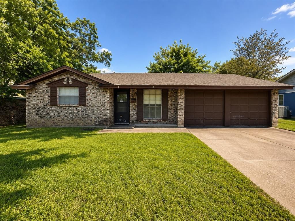 321 NW Wintercrest Road, Burleson, TX 76028 Main Photo