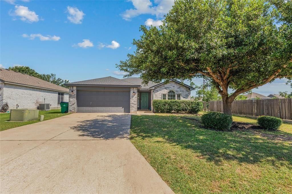 1910 Oaklawn Dr, Taylor, TX 76574 Main Photo