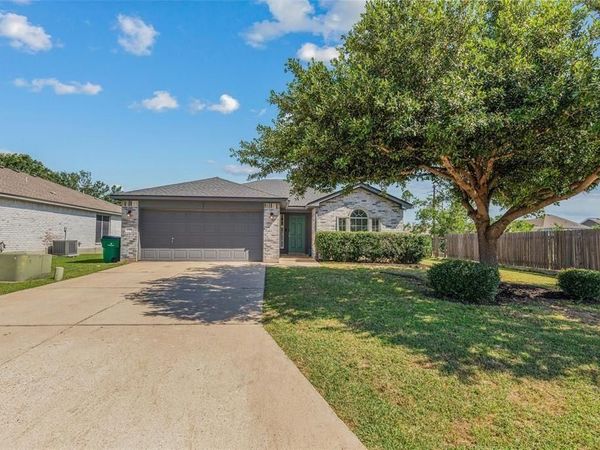1910 Oaklawn DR, Taylor, TX 76574