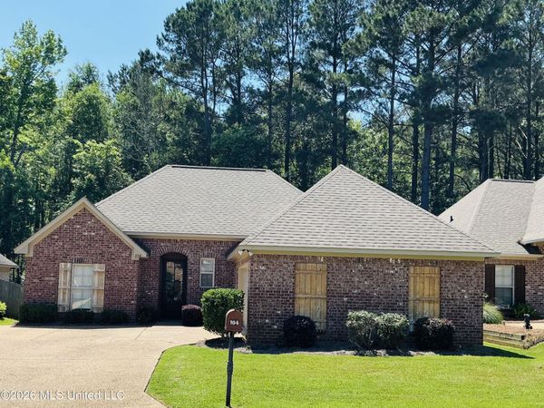 104 Meadowcreek Drive, Brandon, MS 39042