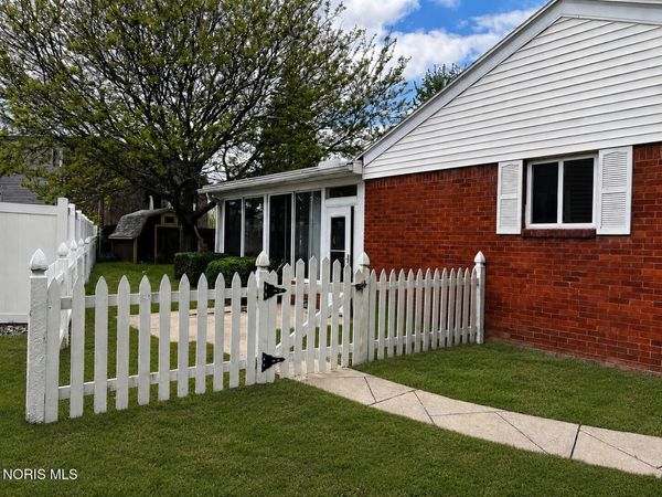 106 Rossway Avenue , Rossford, OH 43460