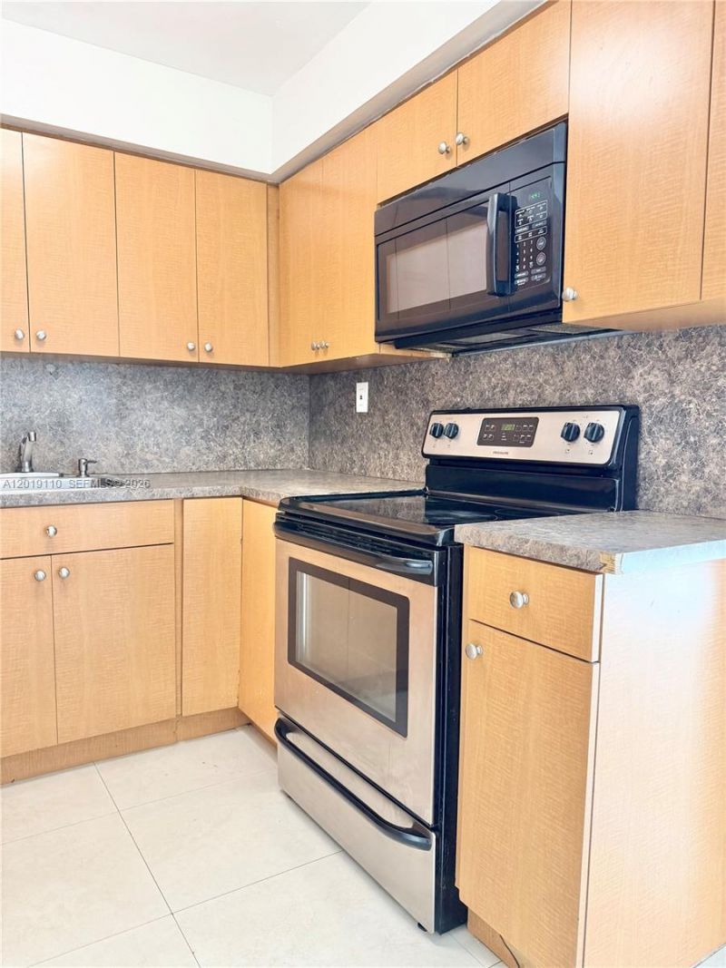 671 W 80th St, Hialeah, FL 33014 Photo