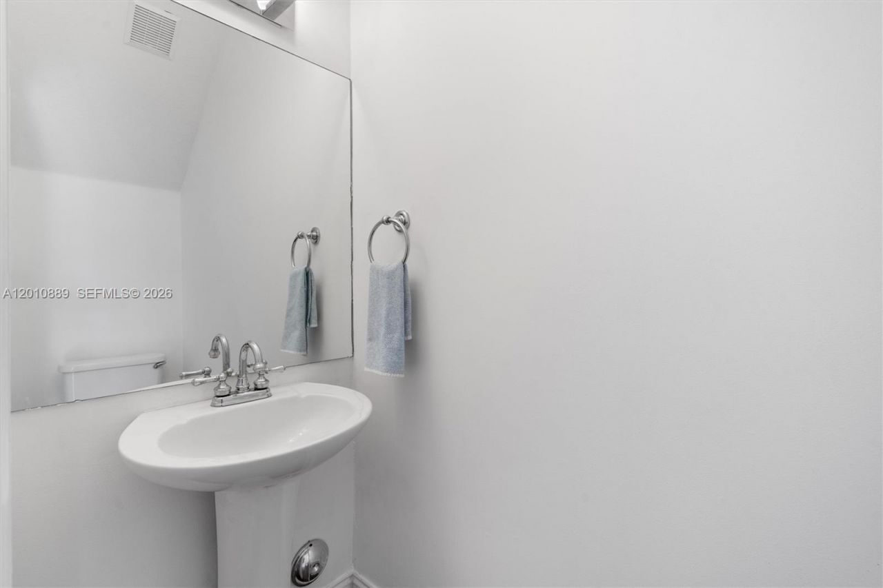 835 NE 19th Ave , Unit 2, Fort Lauderdale, FL 33304 Photo