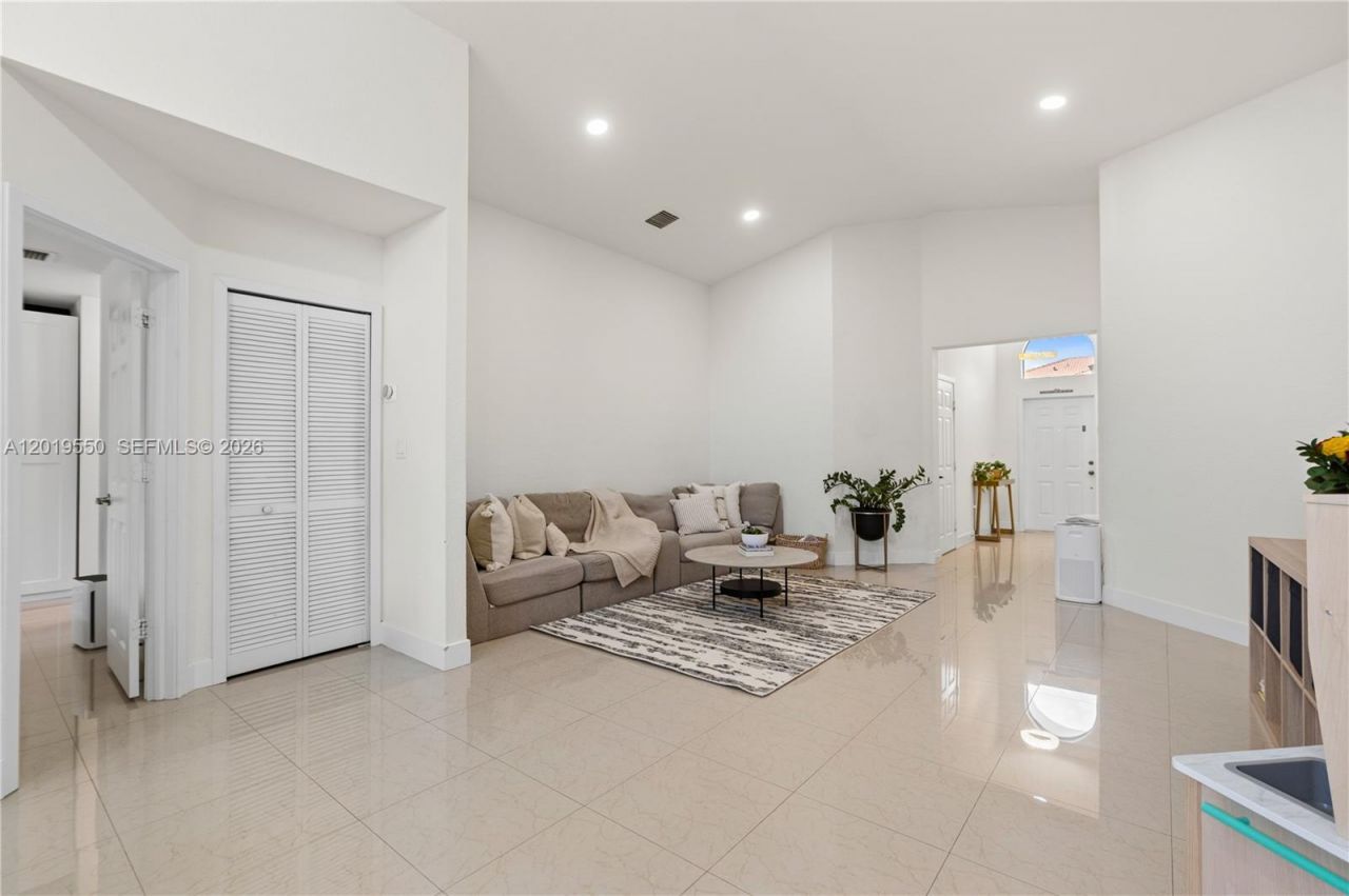 9256 SW 209th Ter, Cutler Bay, FL 33189 Photo