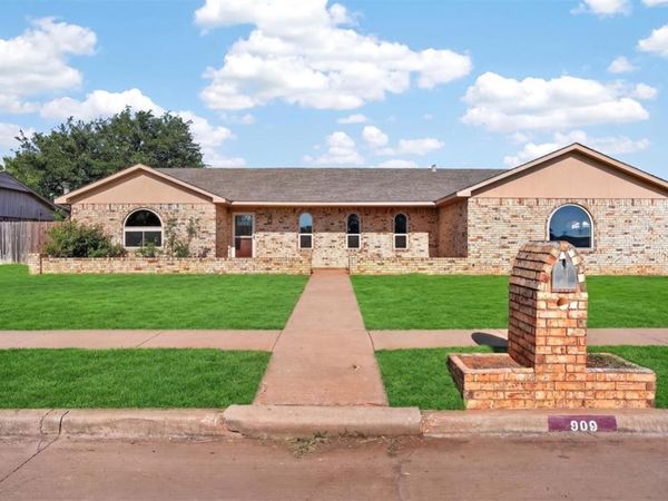909 Canterbury Boulevard, Altus, OK 73521